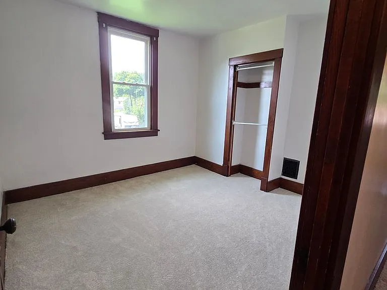 216 Clifford Ave — Photo 10