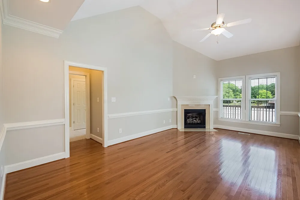 3 bed, 2.0 bath, 2160 sqft, $2,120 — Photo 2