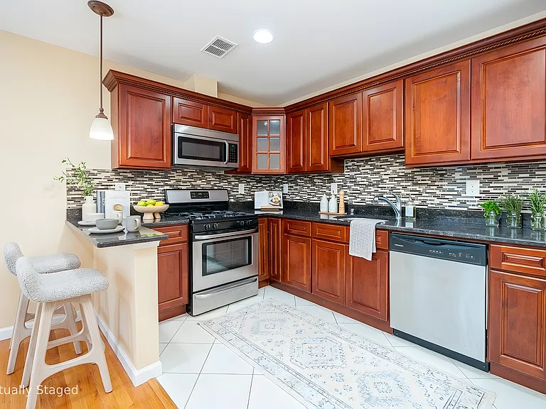 eat-in kitchen - refrigerator (not visible) is to the right of the dishwasher