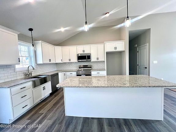 3rd image of 227 Mountain Rd