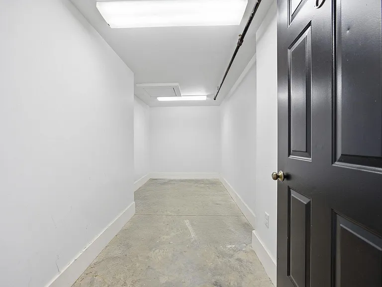 261 S Limestone #303 — Photo 40