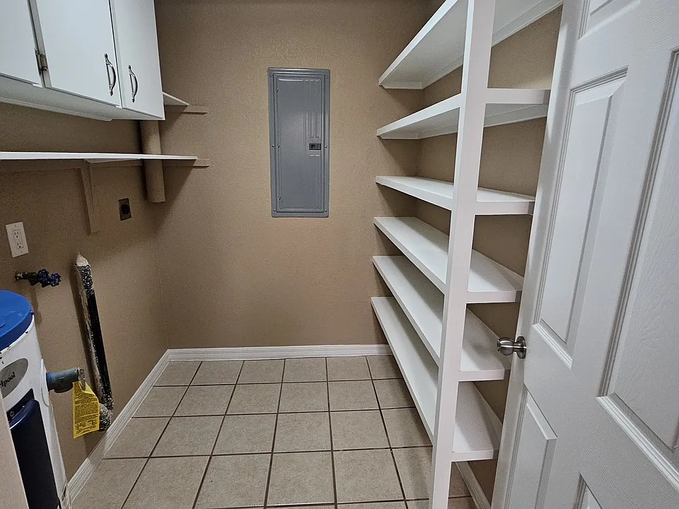 Pantry, washer/dryer hook-ups