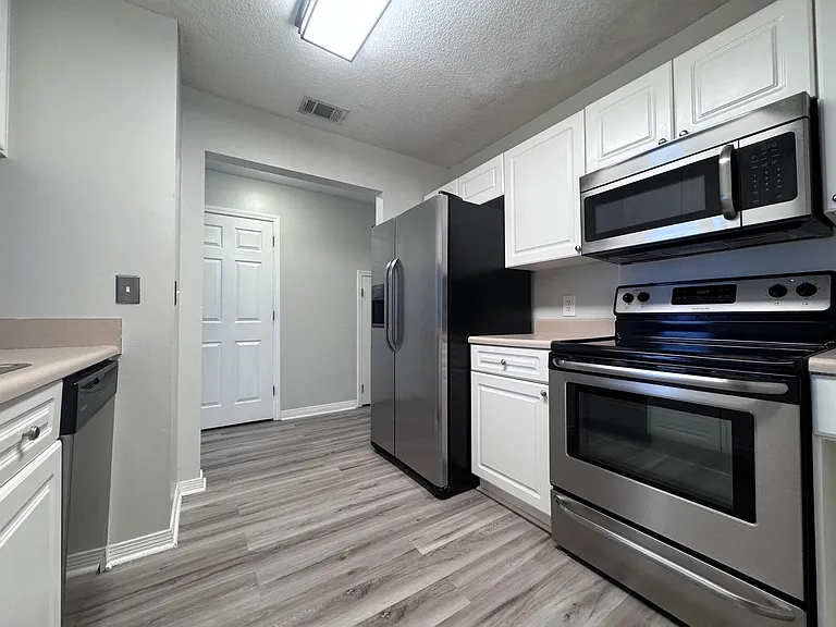 852 Dunwoody Pl — Photo 1