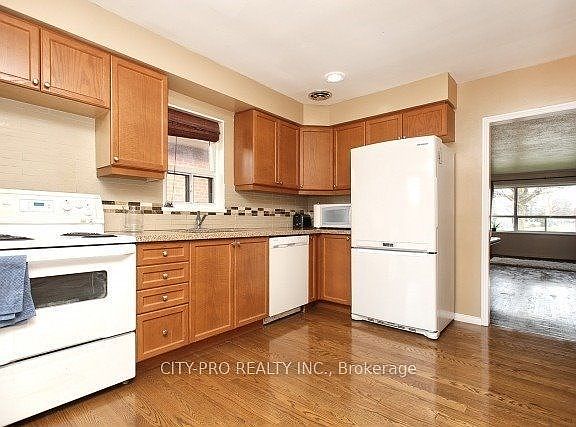 3rd image of 1925 Britannia Rd W