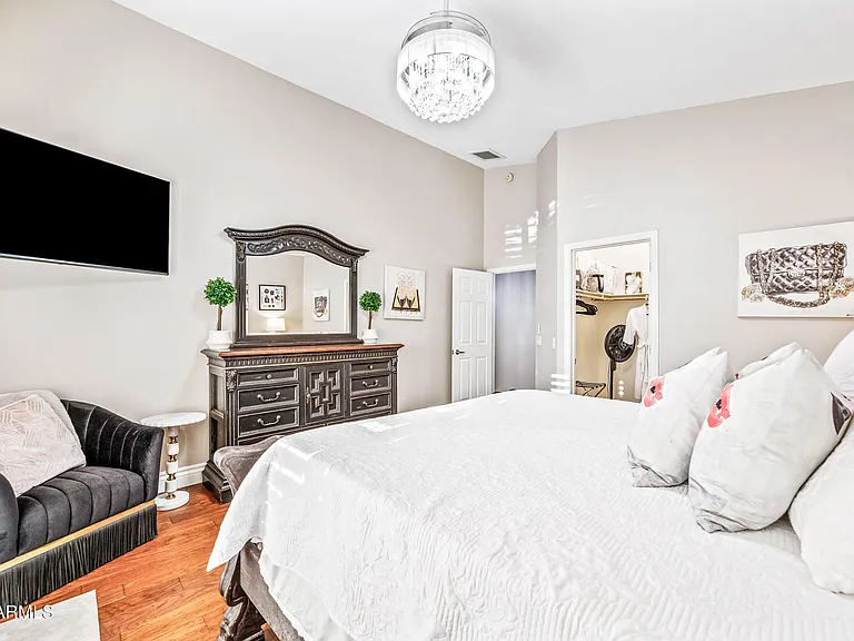 1817 E Willow Tree Ct — Photo 87
