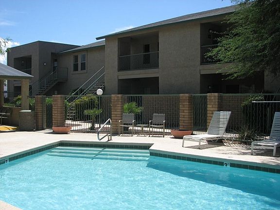 Cool off from the heat of our desert in our sparkling swimming pool!