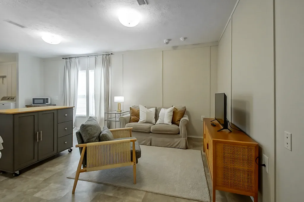 3 bed, 840 sqft, $1,200 — Photo 2
