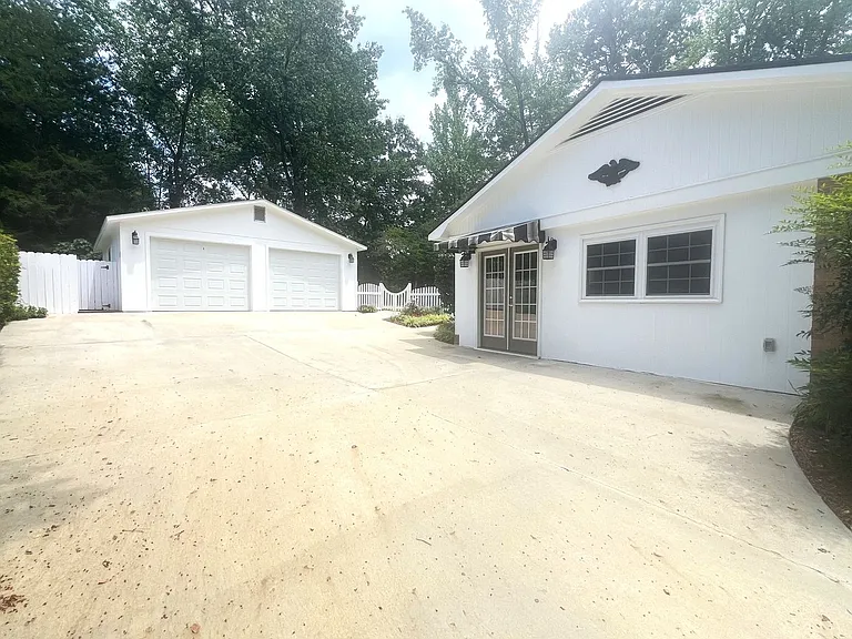 1943 Birchwood Way — Photo 48