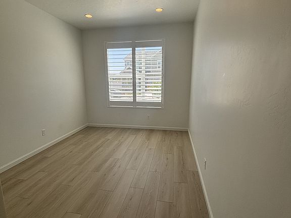 3rd image of 5516 N Solo St W