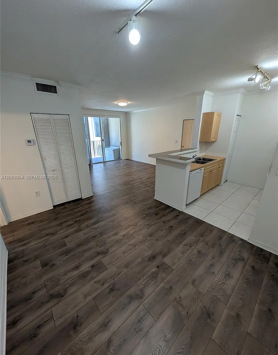Gables Court Condo — Photo 4