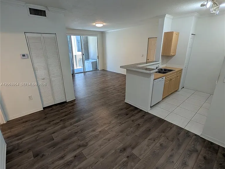 6831 SW 44th St #203 — Photo 4