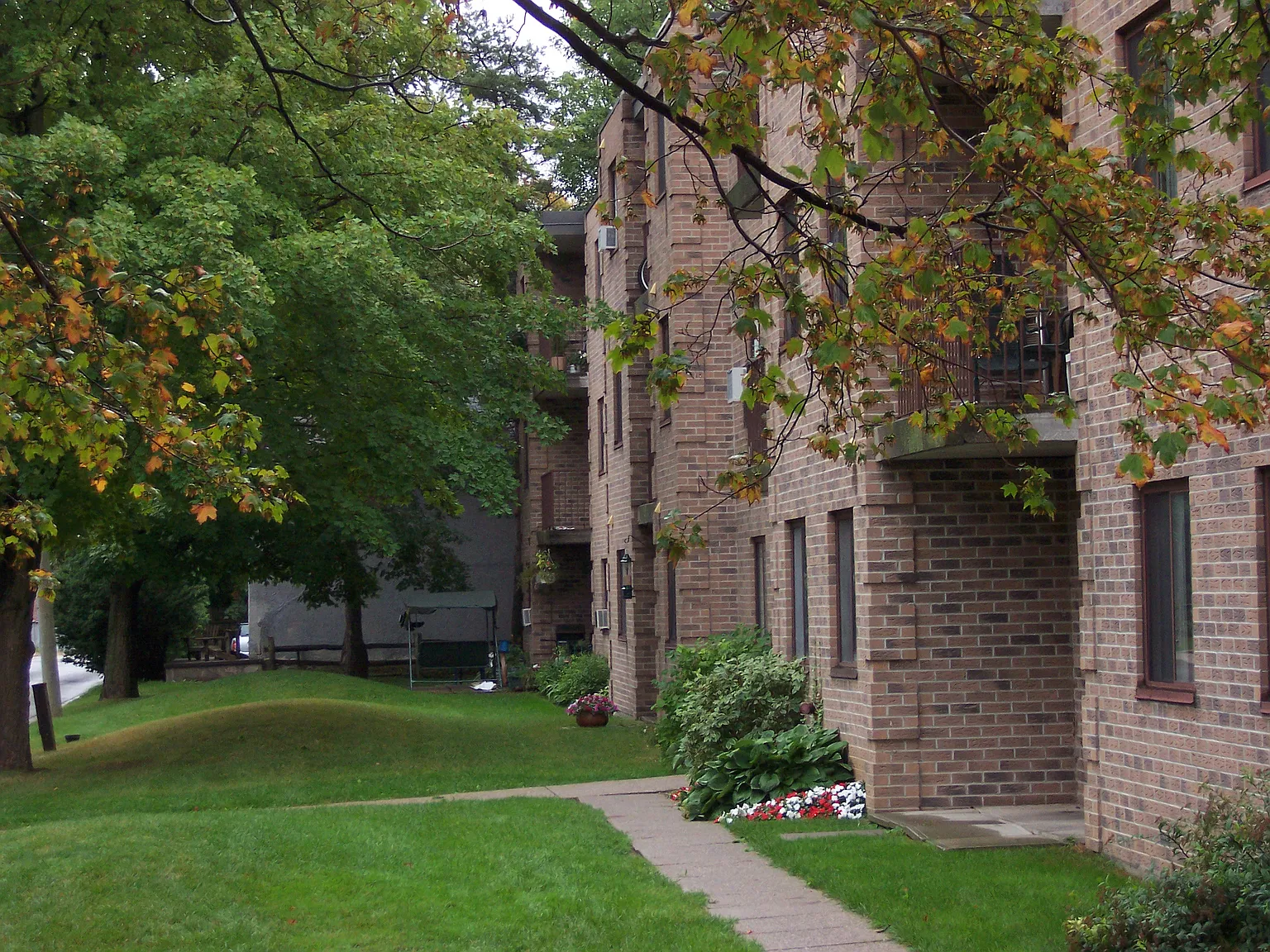 Wellington Court Apartments - Choose your rent level - Call for Details - All utilities — Photo 2