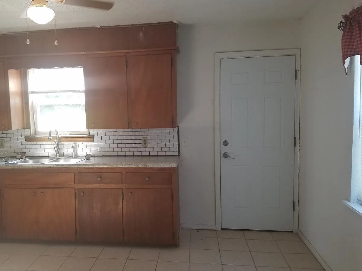 kitchen - 524 S 7th St