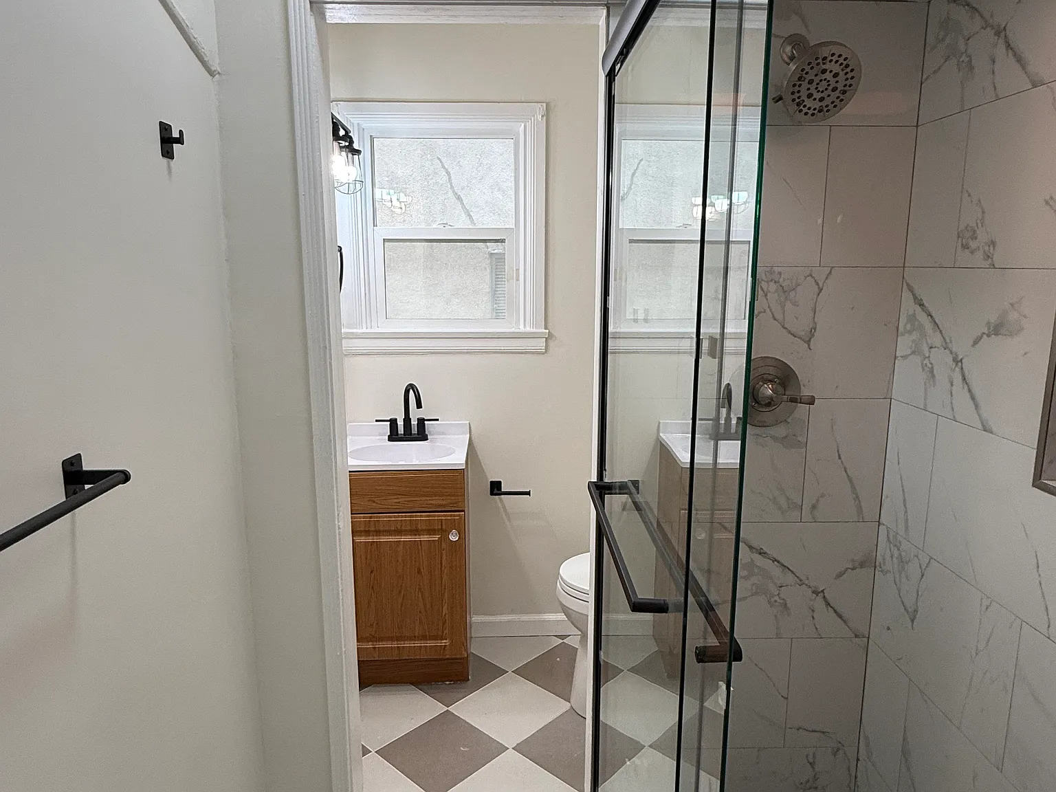 3 bed, 700 sqft, $4,500 — Photo 2