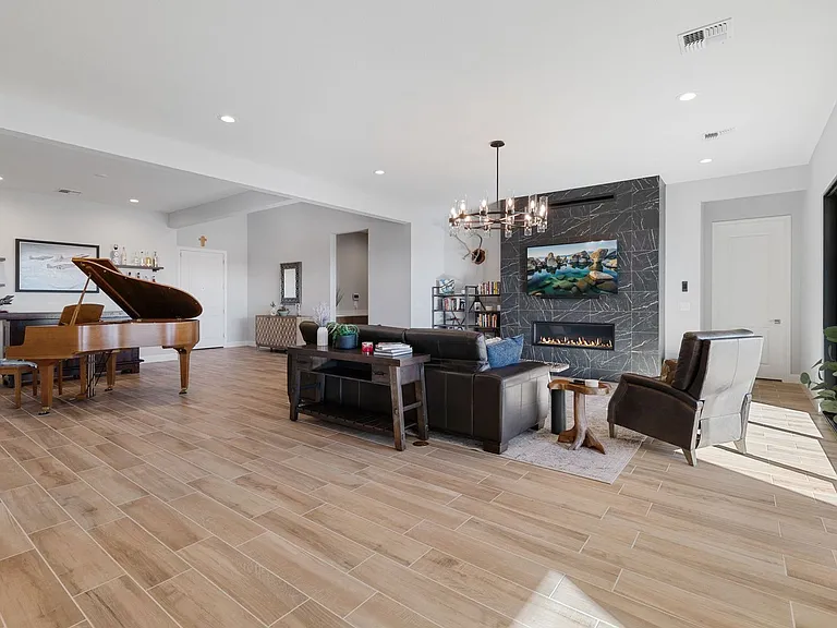 1561 Evangeline Dr — Photo 8