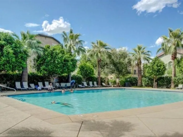 5-min walking to Community Swimming Pool