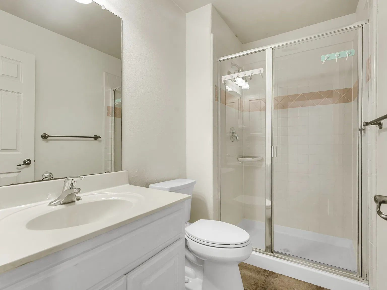 4 bed, 3716 sqft, $4,000 — Photo 3
