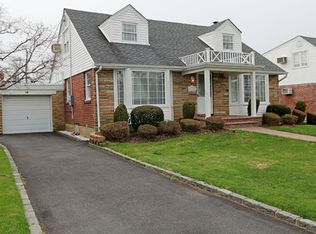 14 Cromwell Rd, Carle Place, NY 11514