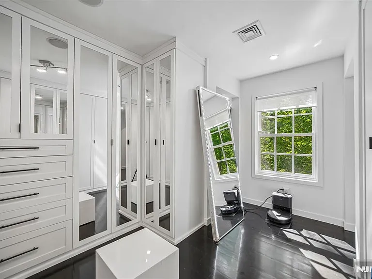 2B Paris Ave — Photo 18