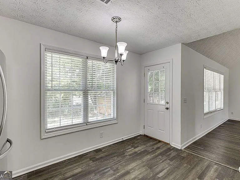 932 Clayton St — Photo 8