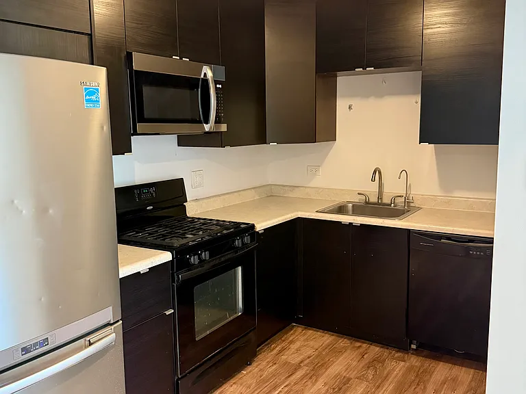 255 E Oak St #10 — Photo 2