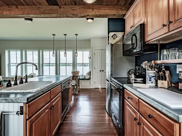 38 Bismark St, Portland, ME 04103