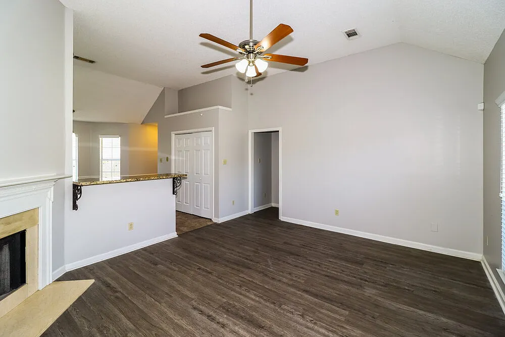 3 bed, 2.0 bath, 1126 sqft, $1,665 — Photo 4