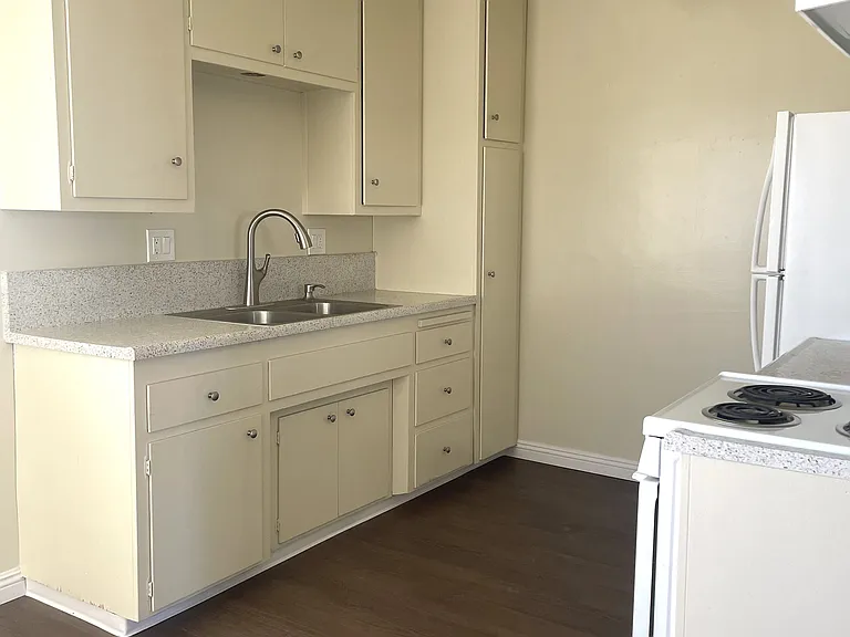 2630 Linden Ave #1 — Photo 4