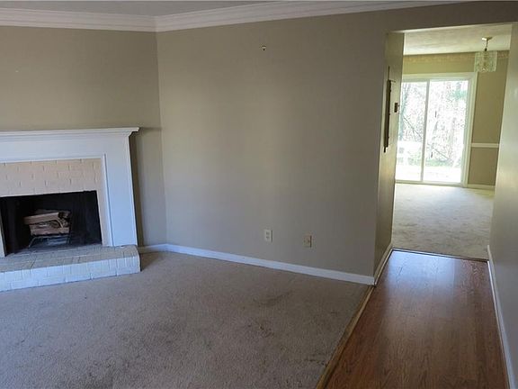 3rd image of 1090 Huntington Trce SE