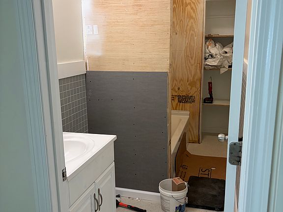 4th image of 378 E Merrimack St #1