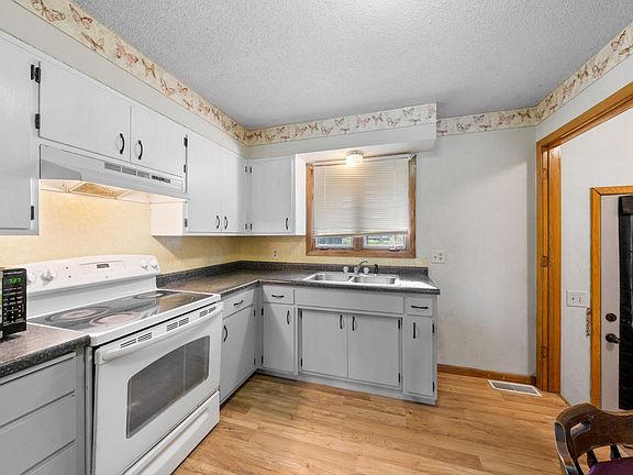 2nd image of 305 Dunn Ave N