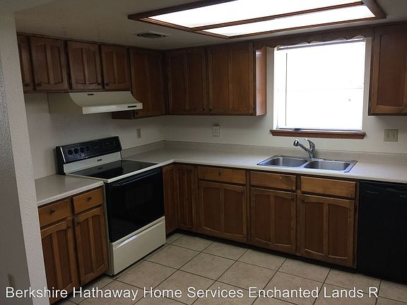 4th image of 1010 Ivy Dr