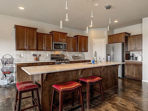 Lot's of kitchen storage