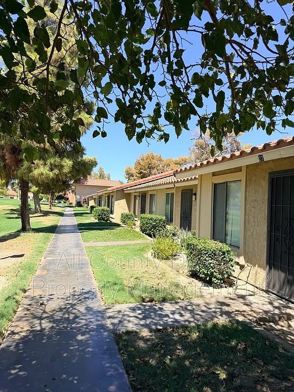 2 bed, 1.0 bath, 704 sqft, $1,950 — Photo 2