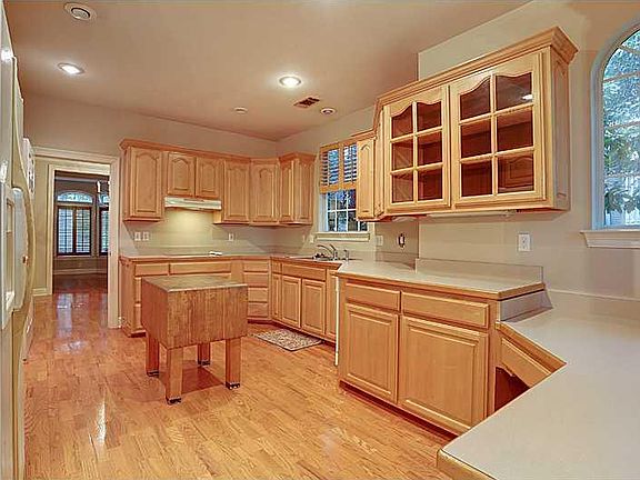 2nd image of 1118 Brooke Hollow Ln