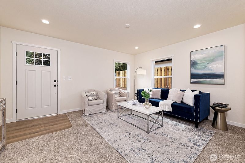 2nd image of 121 E Ashwood Lane