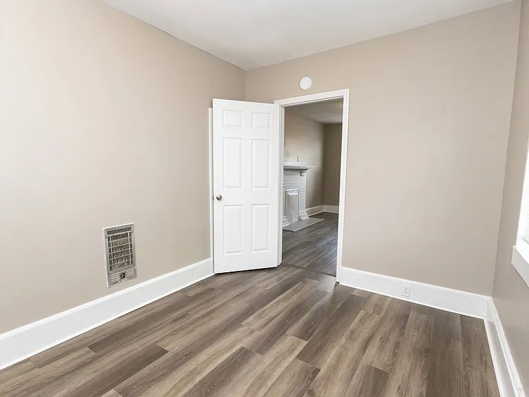 457 Roanoke Ave — Photo 7