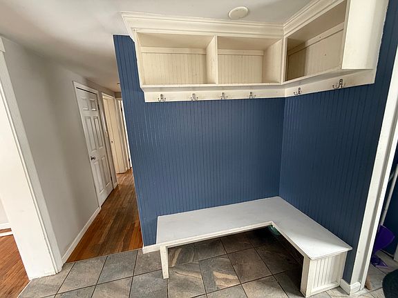 Entryway storage/bench.