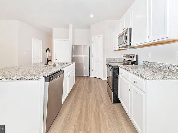 3rd image of 86 Paddington St