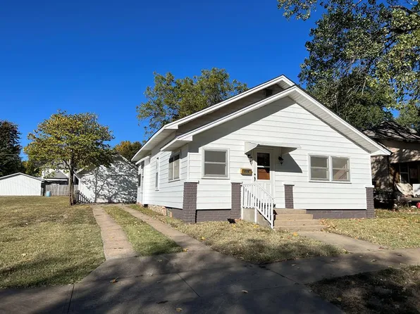 816 N Sycamore St, Iola, KS 66749