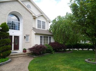 2 Tutty Cir, Sayreville, NJ 08872