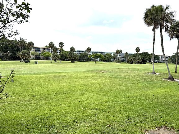 3rd image of 907 Cypress Terrace #201