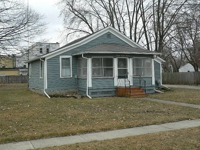 119 Armstrong St photo 1