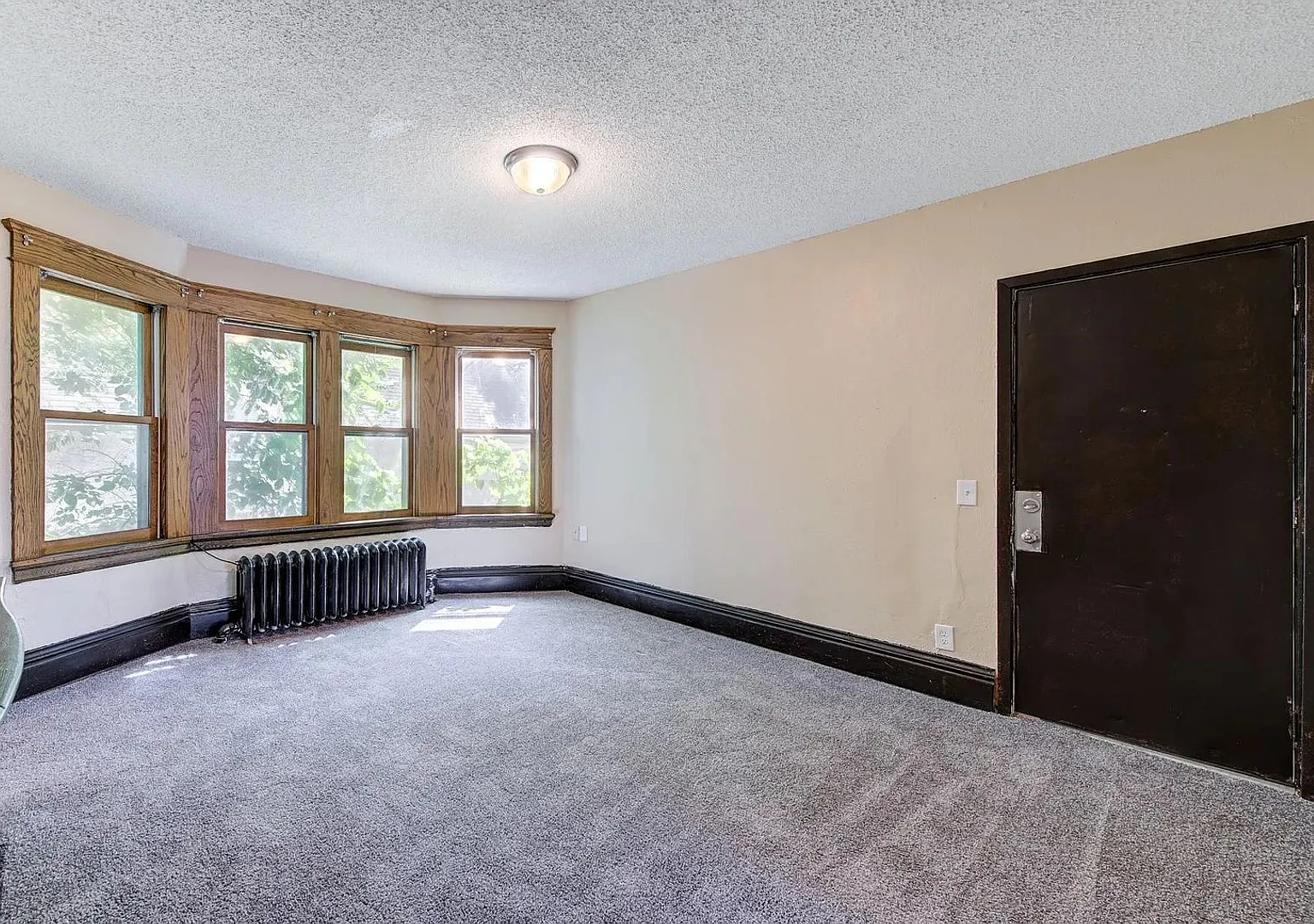 1727 Reaney Ave E — Photo 3