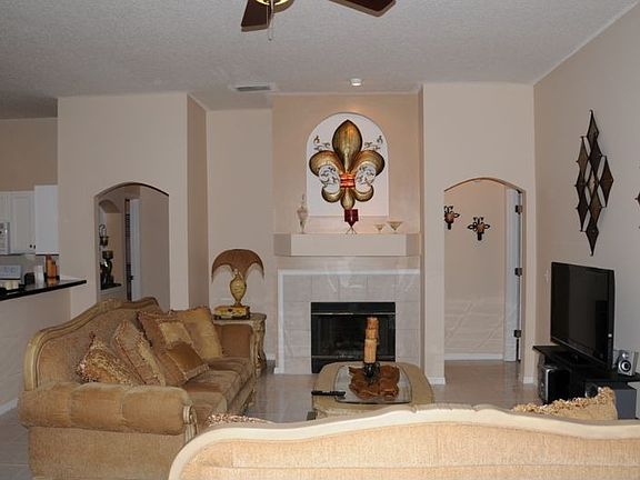 Family room w fireplace