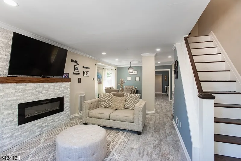4 bed, 2.0 bath, $4,000 — Photo 4