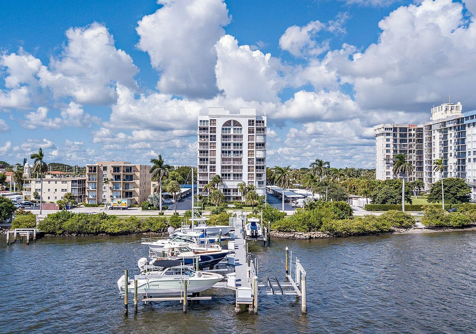 Harbor Towers — Photo 1
