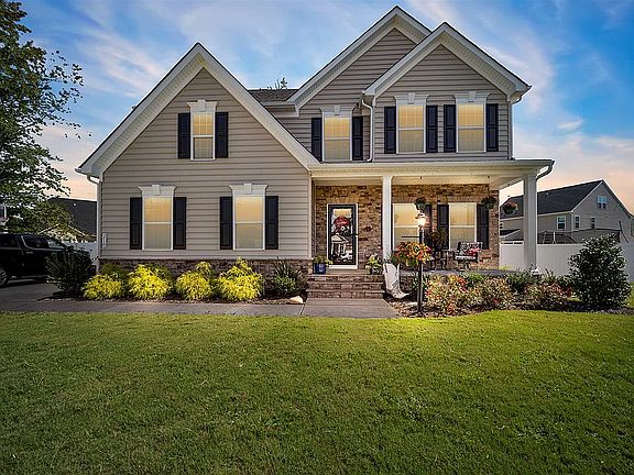 2nd image of 210 Starling Cir