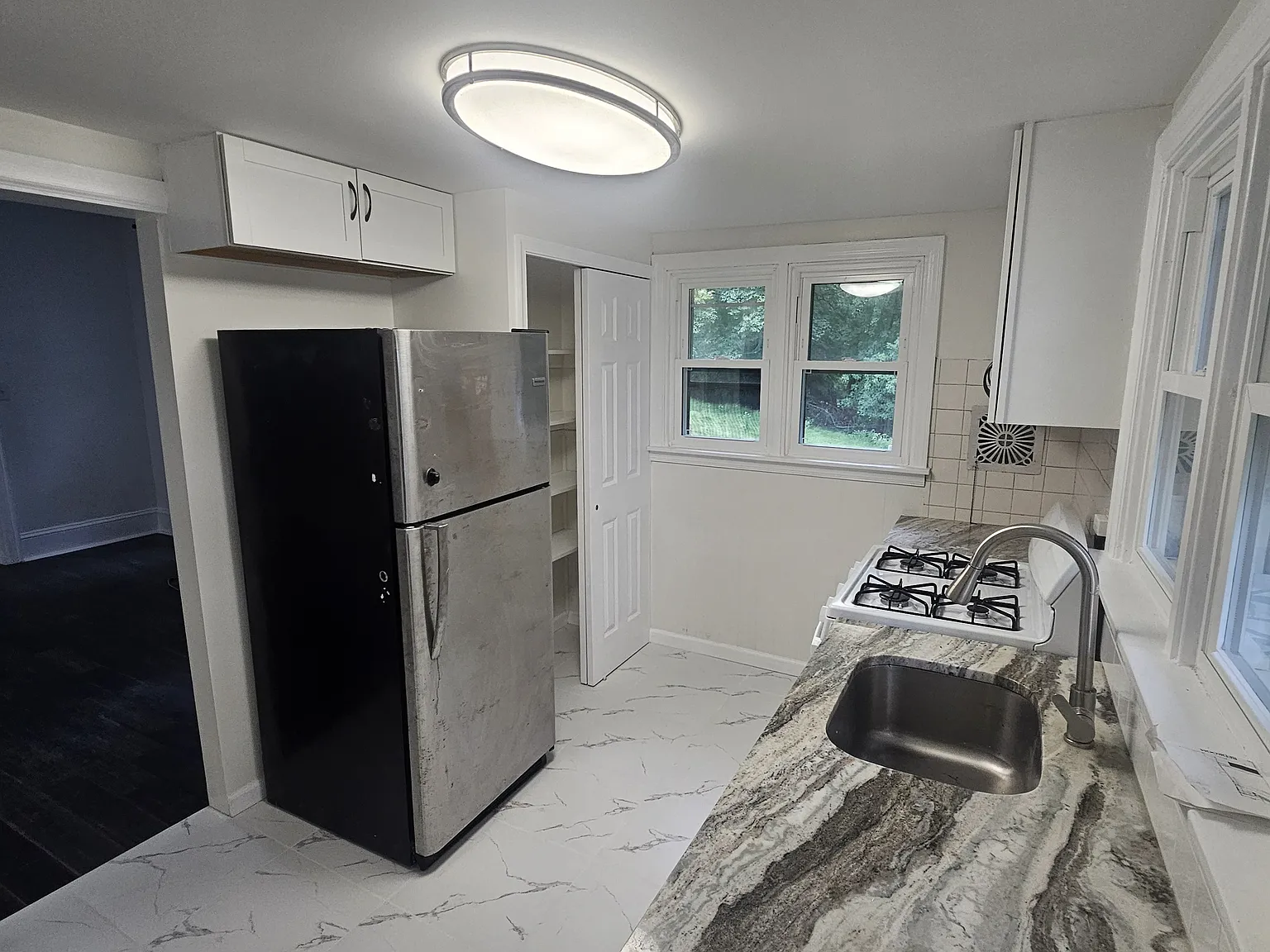3 bed, 1000 sqft, $2,100 — Photo 3