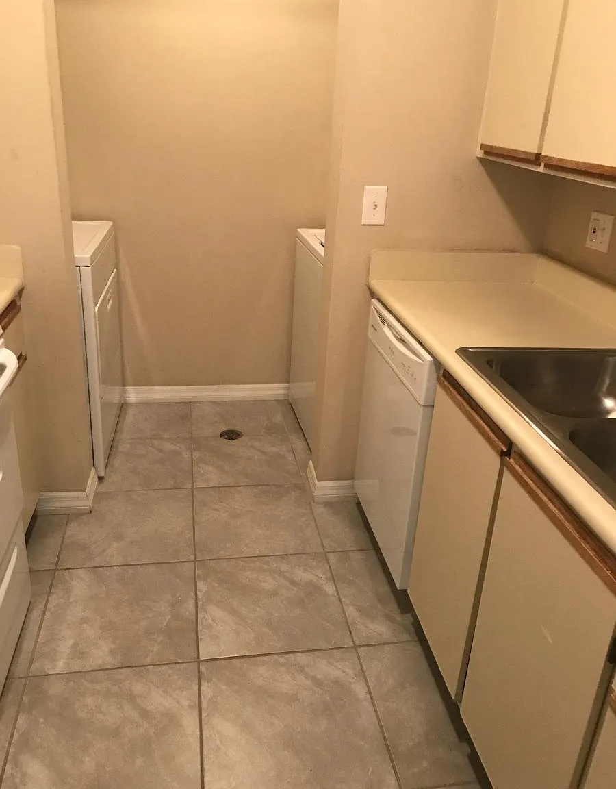 6106 Curry Ford Road — Photo 2